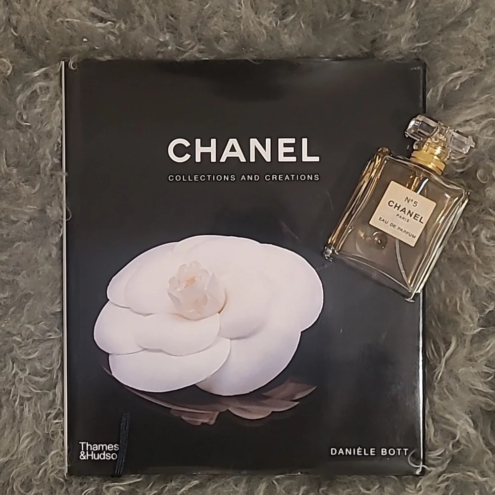 CHANEL COLLECTIONS AND CREATIONS COFFEE TABLE BOOK - Picture 9 of 9